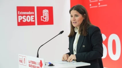 La portavoz del PSOE de Extremadura, Isabel Gil Rosiña, en rueda de prensa este lunes