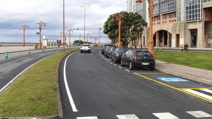 Obras de asfaltado en el Paseo Marítimo, a la altura de As Lagoas