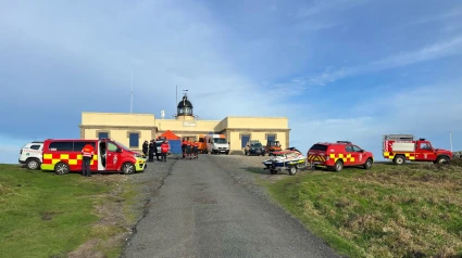 Algunos de los equipos de emergencia ante el faro de Prior