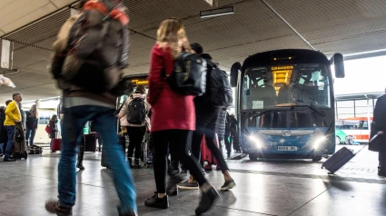 Pasajeros en la estación de autobuses de Granada, Andalucía.