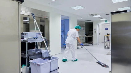 Mujer de la limpieza, limpiadora, esterilización, limpieza de autoclaves, hospital donostia, san sebastian, gipuzkoa, pais vasco