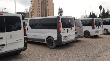 Furgonetas de transporte de jornaleros en un descampado de Lorca
