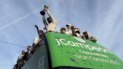 Alberto Díaz, capitán de Unicaja, levanta la Copa a su llegada a Málaga.