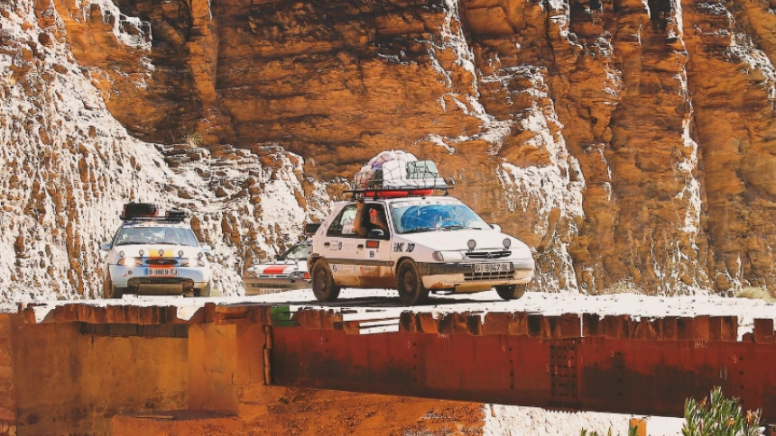 Voluntarios de UniRaid cruzando un puente en Marruecos