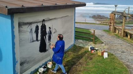 Manuel Carballeira pintando el mural en A Frouxeira