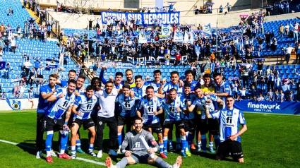 Celebración del equipo tras la victoria ante el Fuenlabrada.