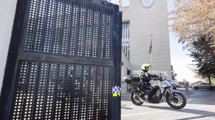 Agentes de la Unidad de Delincuencia Económica y Fiscal (Udef) de la Policía Nacional en las dependencias de la Policía Local de Granada