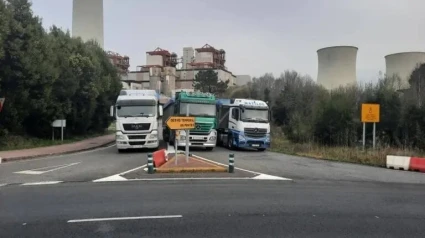 Foto de archivo: camioneros en protesta ante la central térmica de Endesa