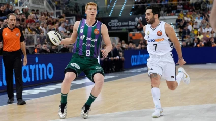 Alberto Díaz conduce el balón en presencia de Campazzo en la final de Copa en Gran Canaria.