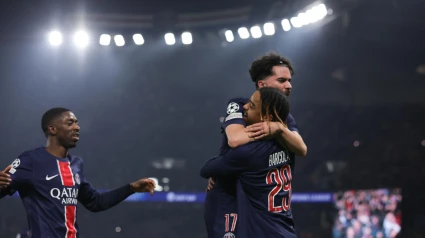 Paris (France), 19/02/2025.- Bradley Barcola (R) of PSG celebrates with teammates Ousmane Dembele (L) and Vitinha (2-R) after scoring the 1-0 lead during the UEFA Champions League knockout phase play-offs 2nd leg soccer match between Paris Saint-Germain and Stade Brest, in Paris, France, 19 February 2025. (Liga de Campeones, Francia) EFE/EPA/TERESA SUAREZ