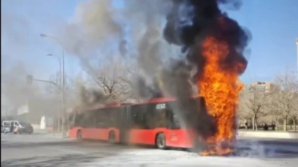 Autobús envuelto en llamas