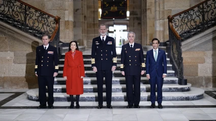 El rey, en el centro, con el almirante del Arsenal, la ministra de Defensa, el AJEMA y el alcalde de Ferrol