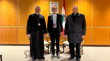 El cardenal Michael Czerny (centro) junto al nuncio apostólico Paolo Borgia (derecha) y el arzobispo maronita de Trípoli, Youssef Soueif (izquierda)