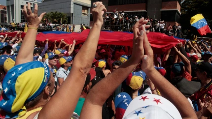 Cientos protestan para denunciar la 'ilegitimidad' del Gobierno de Nicolás Maduro, en Caracas, Venezuela