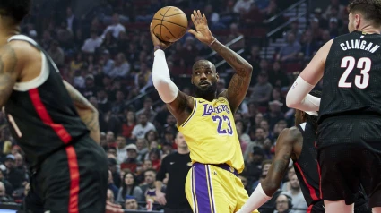 LeBron James tirando a canasta en el partido frente a los BlazersAssociated Press/LaPresse