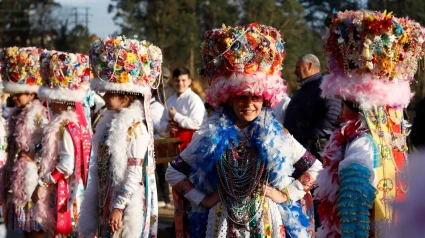 Puntadas de ilusión para que madamas y galanes deslumbren en el Entroido de Cobres