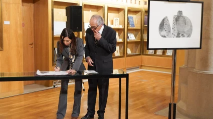 La presidenta de las Cortes de Aragón, Marta Fernández, recibe la obra de Pablo Serrano junto a Germán Bandrés, coleccionista de arte.