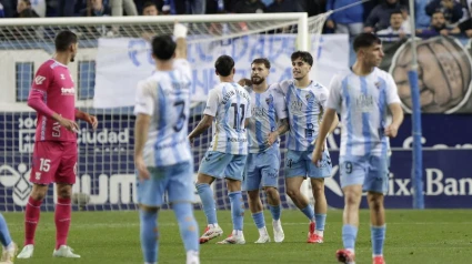 Los futbolistas del Málaga celebran el gol de Daniel Sánchez.