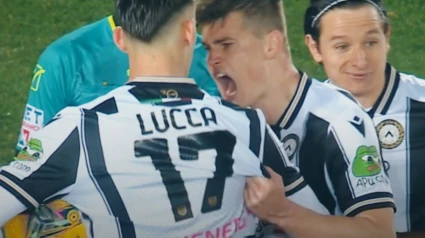 Su compañero Bijol le grita en la cara a Lorenzo Lucca para que deje el penalti a Thauvin.