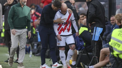 Isi Palazón abandona el terreno de juego tras caer lesionado en el Rayo Vallecano - Villarreal