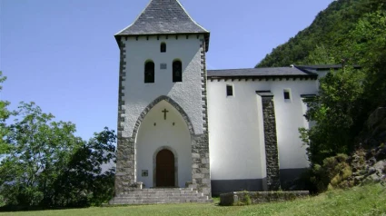 La ermita de Santa Elena se levanta a 5 kilómetros al norte de Biescas, en término de esta villa, pero ya dentro del espacio que geológicamente puede considerarse como Valle de Tena.