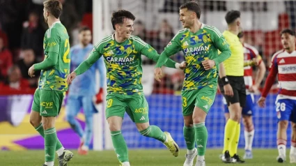 Los jugadores del Zaragoza celebran el gol de su equipo