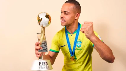 El jugador brasileño posa con el trofeo de campeón del mundo de Fútbol Sala.