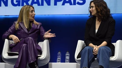 14/01/2023 La presidenta del PP extremeño, María Guardiola, junto a la presidenta de la Comunidad de Madrid, Isabel Díaz Ayuso, en el acto del PP en Zaragoza.POLITICA PP EXTREMADURA