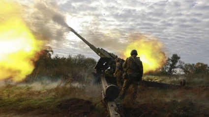 Militares ucranianos disparan desde un obús ruso Msta-B de 152,4 mm capturado en una línea de frente cerca de la ciudad de Kupyansk, en el área de Kharkiv, Ucrania, el 6 de octubre de 2022