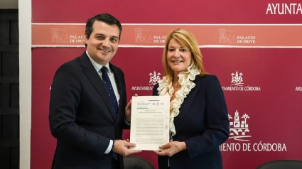 José María Bellido, alcalde de Córdoba, y Pilar Miranda, alcaldesa de Huelva
