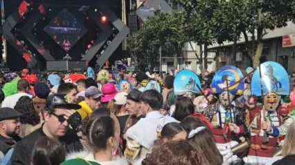 Los cigarrones entre el público que llena la Plaza García Barbón