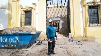 Daniel en la puerta de la obra