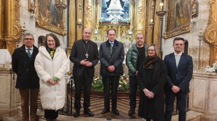 El Obispo de Astorga, Monseñor Jesús Fernández, acompañado de representantes de Iberdrola y autoridades autonómicas y locales