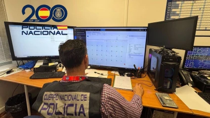 Un agente de la Policía Nacional