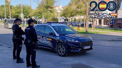 Dos agentes de la Policía con un vehículo en Jerez