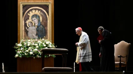 El cardenal Pietro Parolin preside el rezo del Rosario por la salud del Papa desde la Plaza de San Pedro