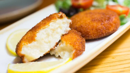 Croquetas españolas. La croqueta es una porción de masa hecha a partir de una salsa densa como la bechamel y un picadillo de diversos ingredientes o verduras.