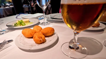 Cerveza y tapas típicas españolas en restaurante, España