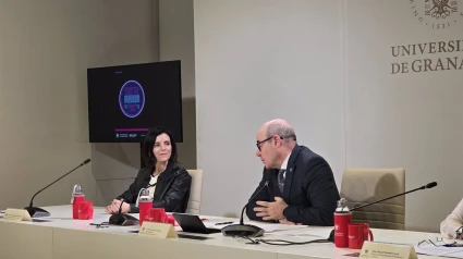 Carmen Nestares, con el rector de la UGR, Pedro Mercado