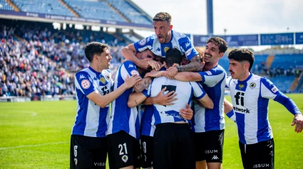 Jugadores del Hércules celebran un gol en el Rico Pérez.