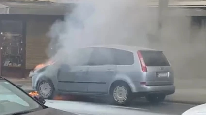 El vehículo durante el fuego en Perlío