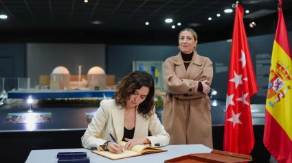 Las presidentas de la Comunidad de Madrid y de la Junta de Extremadura, Isabel Díaz Ayuso y María Guardiola, firman en su visita a la Central de Almaraz