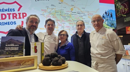 Jacobo Ramírez, director AECT, Francisco Fuertes, María Ángeles Grasa y José Miguel García de la Escuela de Hostelería de Guayente, junto a José Cebollero en el stand Pirineos- Pyrénées