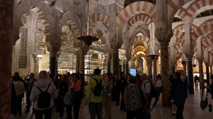 Un grupo de turistas en el interior de la Mezquita Catedral