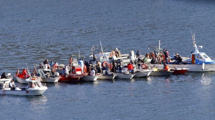 Foto de achivo de un grupos de mariscadores en la ría de Ferrol