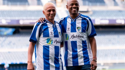 Dario Silva y Dely Valdés con la nueva camiseta retro de aquel primer Málaga en Primera