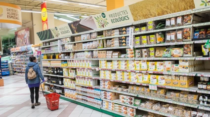 Gran selección de productos alimenticios orgánicos y biológicos a la venta en el pasillo del supermercado Alcampo, en el centro comercial Diagonal Mar, Barcelona, ​​Cataluña.