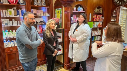 Martina Aneiros, en el centro, visito una farmacia de Ferrol este martes