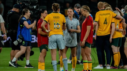 Jugadora de España y Australia se saludan después de un partido entre ambos combinados.