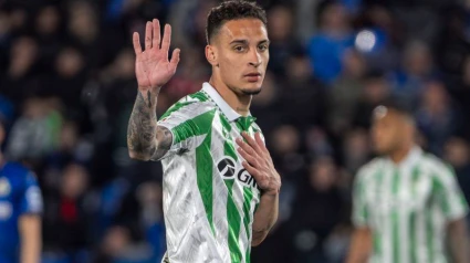 El jugador brasileño pide perdón a su afición tras ver la roja en el Coliseum.